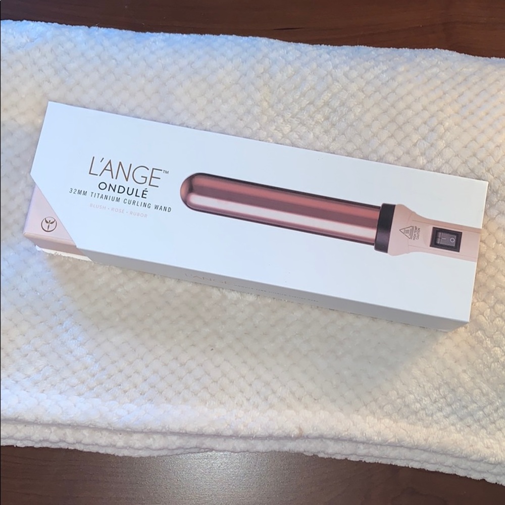 L’ange 32 mm titanium curling wand in blush color